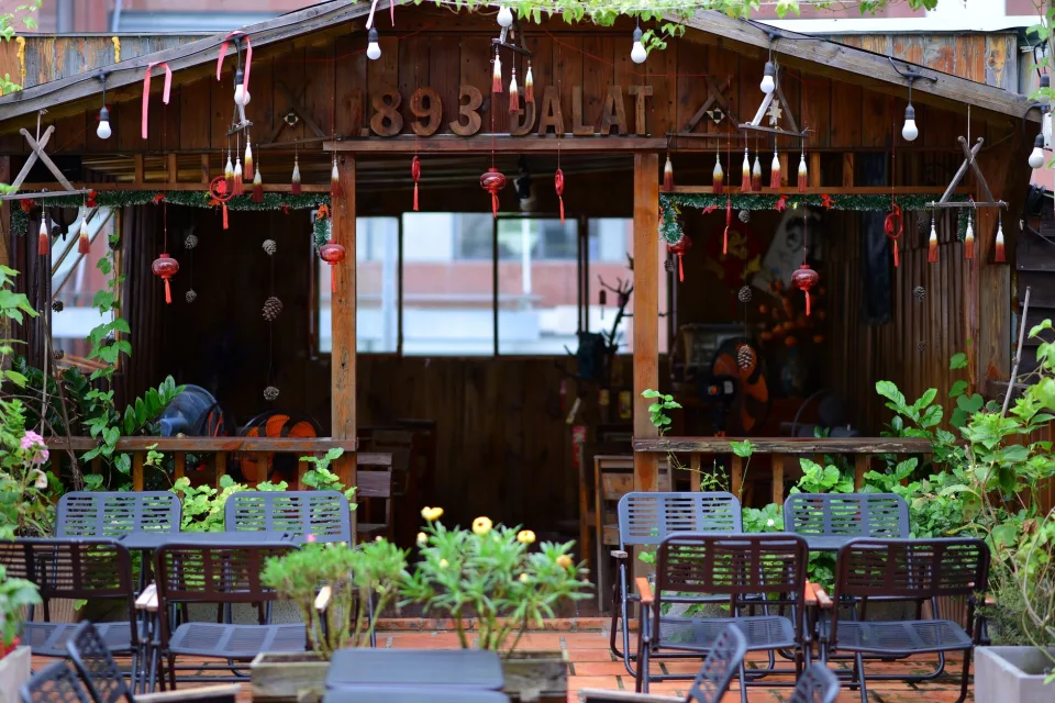 Khu bếp và bàn ăn chung